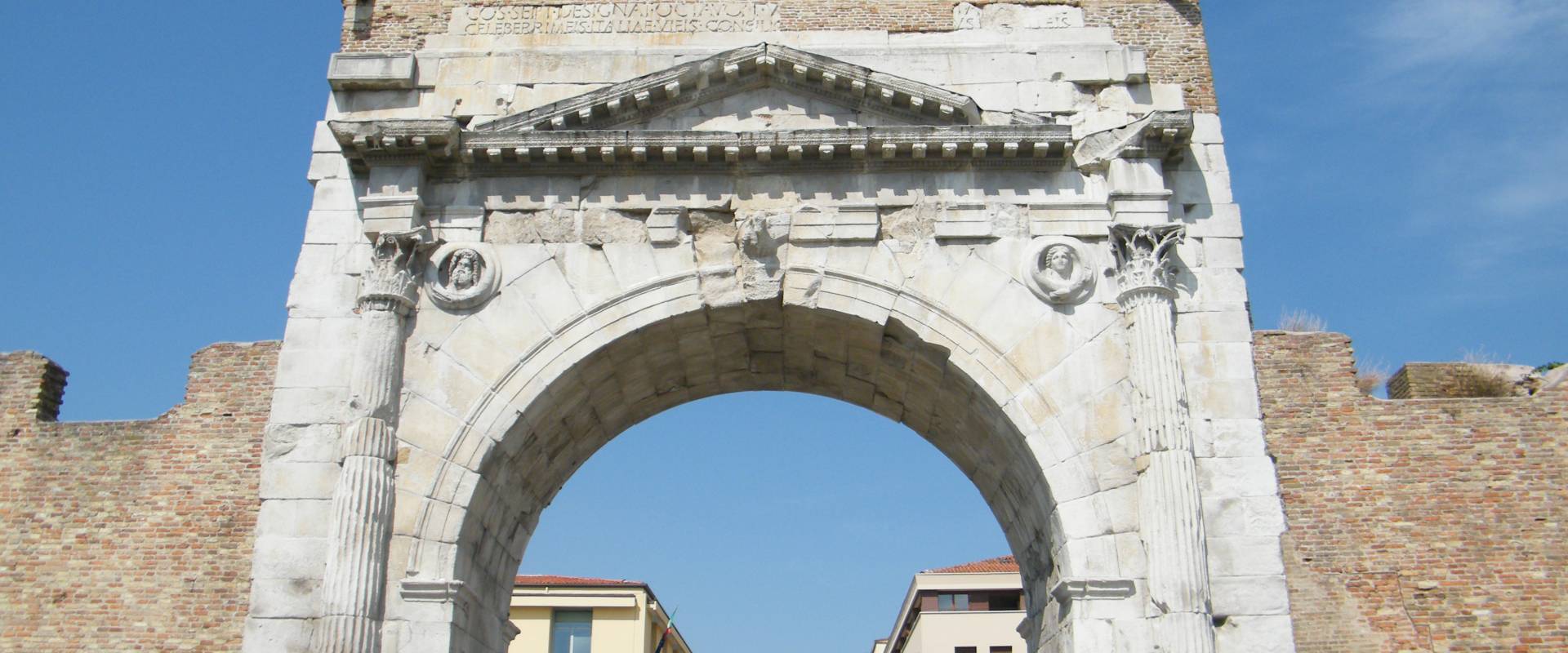 Arco di Augusto foto di Lukasz pob